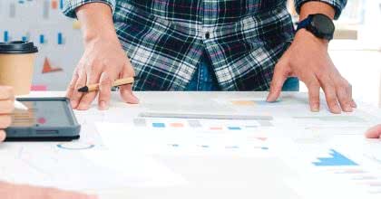 SEO Odaklı WordPress Site Geliştirme Görseli SEO uyumlu WordPress site altyapısı planlaması yapan ekip