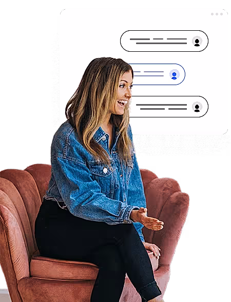 Müşteri İletişimi Odaklı Web Tasarım Yaklaşımı Dizüstü bilgisayarda konuşma arayüzü görseliyle dijital iletişim üzerine sohbet eden kadın