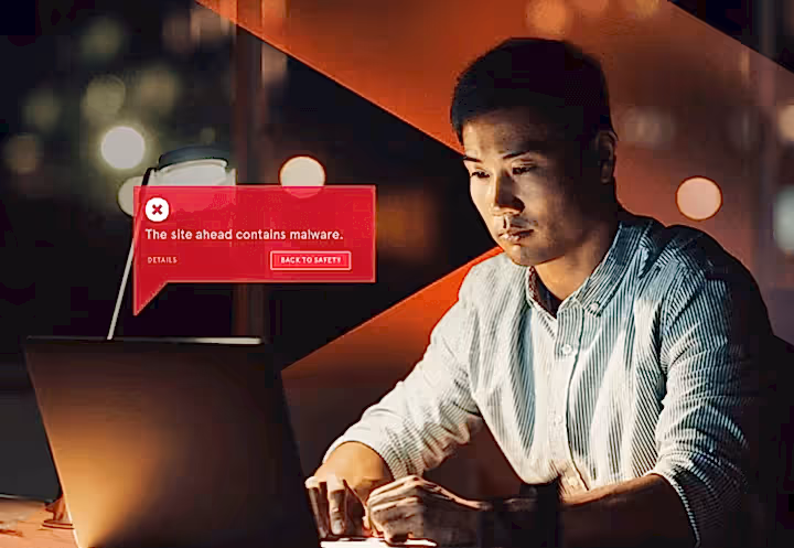 Zararlı Yazılım Uyarısı ve Web Güvenlik Riskleri Kötü amaçlı yazılım uyarısı alan bir kullanıcı bilgisayar başında